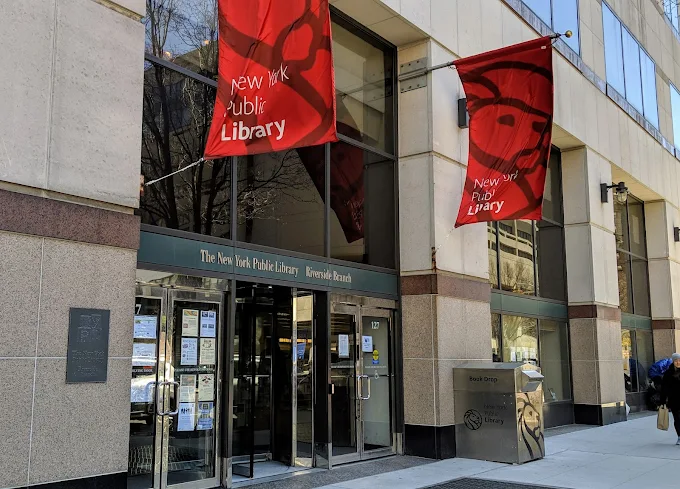 Photo of the entrance to Riverside Library